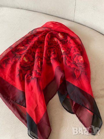 Дамски шал на червени цветя, снимка 2 - Шалове - 43740453