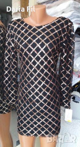 ЕФЕКТНА черна рокля, обшита със златисти пайети и с отворен гръб