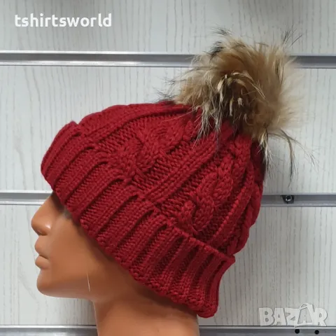 Нова дамска плетена шапка с помпон/пух в червен цвят, снимка 3 - Шапки - 48208948