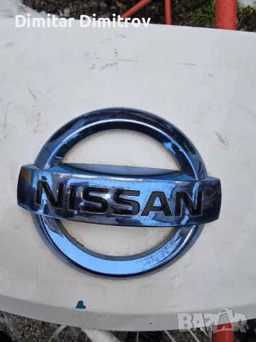 Продавам предна броня комплект 2 части и емблема предна за Нисан ,nissan е nv 200, снимка 4 - Части - 48449481