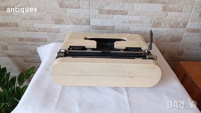 Стара пишеща машина Olivetti Lettera 35 - Spain - 1980" год., снимка 3 - Антикварни и старинни предмети - 53007129