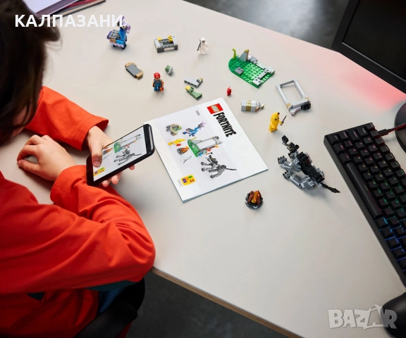 LEGO® Fortnite 77075 - Лагерът на Peely и Sparkplug, снимка 4 - Конструктори - 52089605