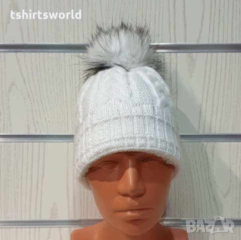 Нова зимна дамска шапка в бял цвят с пух/помпон, снимка 2 - Шапки - 35501382