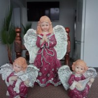 Продавам композиция от три броя,красиви ангели.Жена и две деца.Обявената цена е за брой., снимка 1 - Колекции - 39880650