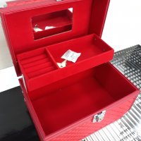 Червено куфарче бижутерка кожа на ромбове с метални заоблени ръбове, снимка 2 - Декорация за дома - 35111129