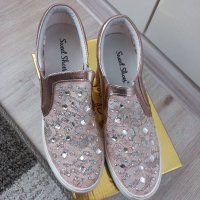 Розови обувки с камъни, снимка 1 - Дамски ежедневни обувки - 40222969