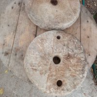 Старинен каменен диск,колело от ръчна мелница хромел, снимка 1 - Антикварни и старинни предмети - 37860990