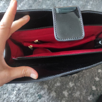 Лачена чанта тип куфарче, снимка 3 - Чанти - 36403704
