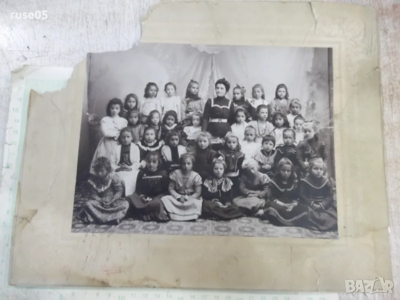 Снимка стара на картон на тридесет и две деца и учителка, снимка 1