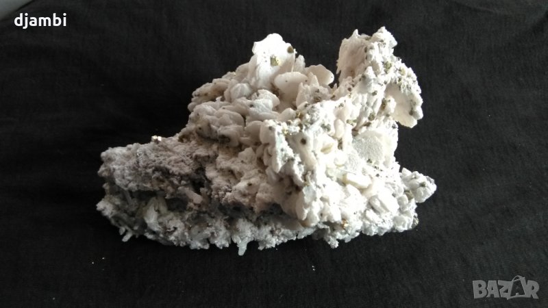 № 37 Кварц, Планински кристал, Кварцова друза с калцит и халкопорит, , снимка 1