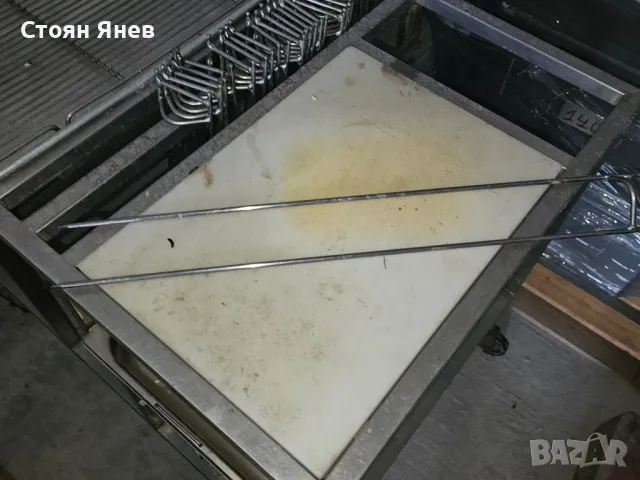 Неръждаема маса на колела със шишове за потготовка за пиле на грил, снимка 2 - Други машини и части - 48164197