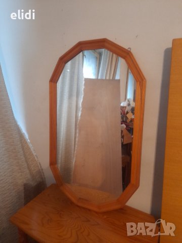 Огледало с рамка от дърво 