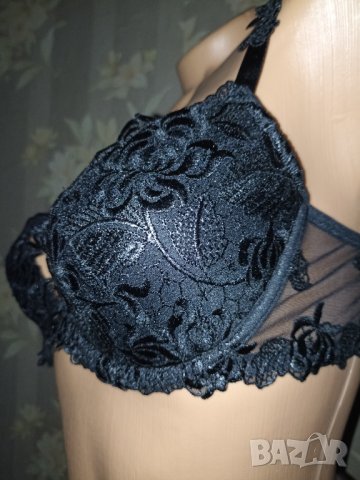 Lise Charmel ajourage petales 75 C- Френски изящен сутиен в черно с твърди чашки с банел , снимка 1