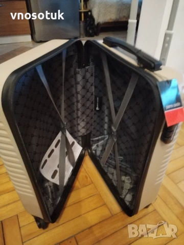 Малък Куфар с твърд корпус Pierre Cardin  – размер S , снимка 5 - Куфари - 53295459