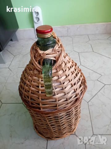 Продава стъклени дамаджани с оплетка