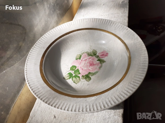 Порцеланова чиния с роза и златен кант маркировка порцелан, снимка 2 - Антикварни и старинни предмети - 53452792