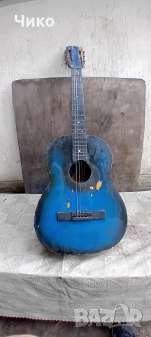 Стара акустична китара за реставриране