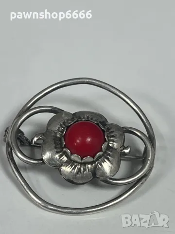 Винтидж сребърна брошка с корал 