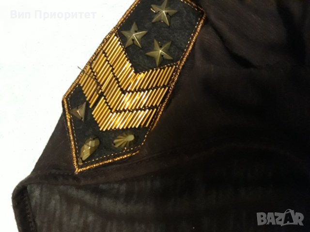 Блуза с къс ръкав биопамук-изтънен , дишащ и леко прозрачен, с пагони от ефектни златни орнаменти 