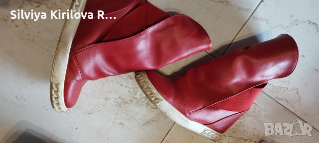 Червени боти на платформа 