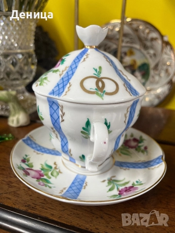 ЛФЗ червен печат Богато  украсена чаша за чай с чинийка и капак. Ръчно рисувани мотиви , снимка 3 - Антикварни и старинни предмети - 52880972