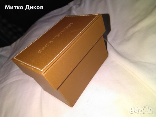 Кутия за часовник с инструкция и възглавница Майкъл Корс, снимка 4 - Други - 36619930