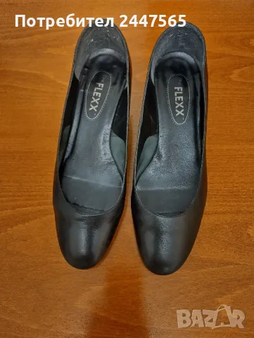 Дамски кожени обувки.