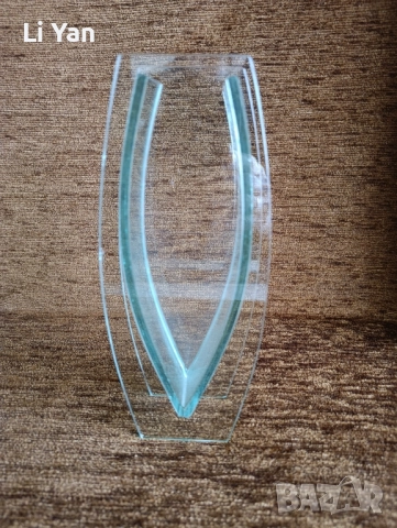 Стилна стъклена ваза.