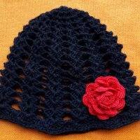 Ръчно плетени шапки с цвете, снимка 1 - Шапки - 43354398