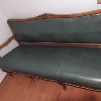 Античен кожен прав диван зелен на крачета с дърворезба, снимка 1 - Дивани и мека мебел - 39325157