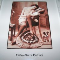 Рамкирана репродукция на стара еротична пощенска картичка 2, снимка 1 - Други - 34794028