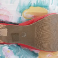 Червени лачени обувки на ток с каишка , снимка 2 - Дамски обувки на ток - 37053471