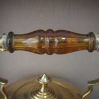 Стар винтидж месингов чайник с кехлибарена дръжка и 4 крачета, снимка 1 - Антикварни и старинни предмети - 37497262