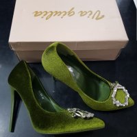 Зелени плюлени обувки с брошка, снимка 2 - Дамски обувки на ток - 32380201