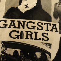 Гъзарска тениска черна с принт GANGSTA-GIRLS и мадами-гангстери.Изчистен черен гръб. , снимка 10 - Тениски - 37416330