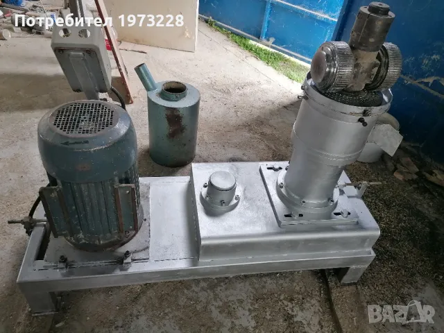 Машина за пелети, подаващ шнек и охладител