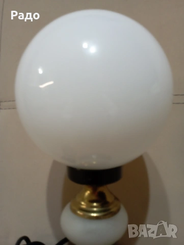 Комплект от две красиви лампи с бели сферични стъклени абажури, снимка 4 - Настолни лампи - 53579773