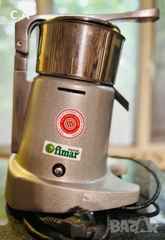 Професионална цитрус преса от марката Fimar (произведена в Италия).