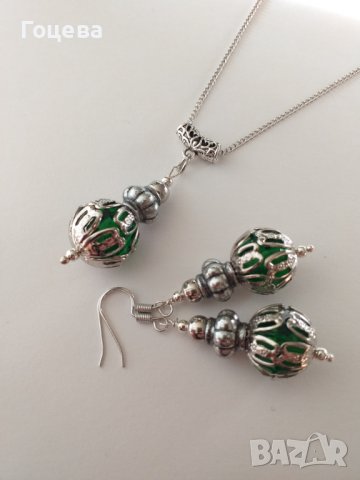 Разкошен комплект бижута обеци и колие със смарагдово зелени кристали в обков от изящни орнаменти , снимка 2 - Бижутерийни комплекти - 38500235