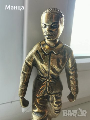 Бронзова фигура на учител по бойни изкуства