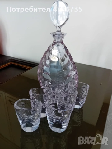 Кристален сервиз за алкохол.