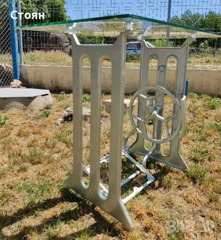 Стъклена маса от крачна шевна машина, снимка 2 - Маси - 50815341