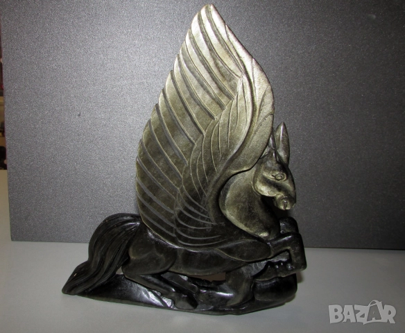 Пегас изработен от естествен златен обсидиан. Тегло 1250гр.