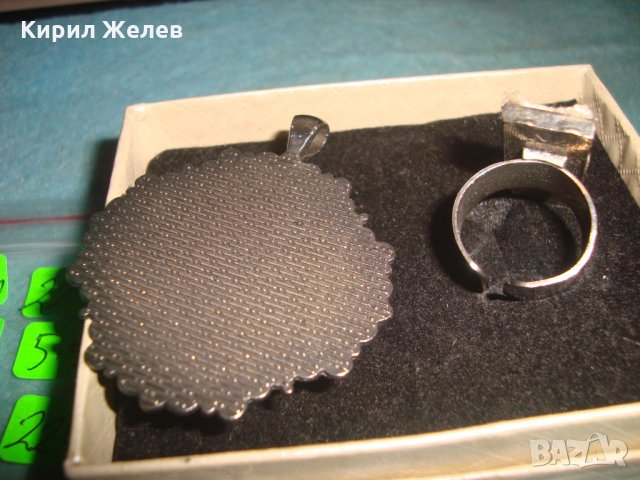 СТАРИ ПОСРЕБРЕНИ АРТ ДЕКО МЕДАЛЬОН и ПРЪСТЕН с РЪЧНА БРОДЕРИЯ в КУТИЙКА ВИНТИДЖ РЕТРО БИЖУТА 22415, снимка 6 - Бижутерийни комплекти - 35574355