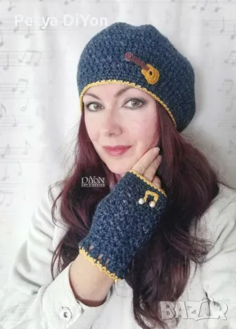 Дамски комплект ръчно плетени барета и ръкавици с музикални мотиви