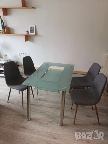 Продавам стъклена трапезна маса Аманда - Виденов с 4 стола JONSTR Jusk