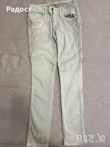 Бежови дънки на Zara.