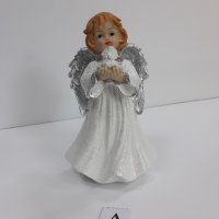 Бяло и сребристо -  Ангел изправен с гълъб - Модел А, снимка 2 - Статуетки - 37925726