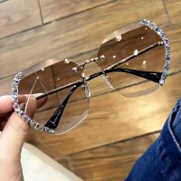 Хит Модел слънчеви очила с бляскави камъчета, снимка 1 - Слънчеви и диоптрични очила - 37585558