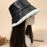 Кожена модерна топла шапка с бял пух, снимка 1 - Шапки - 39652538